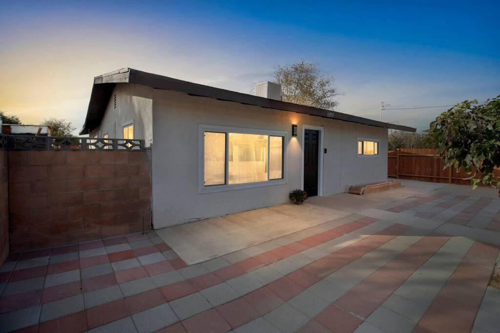 Modern City Ranch 3 Bdrm Family Home Access By Dirt Road Палмдейл Екстериор снимка