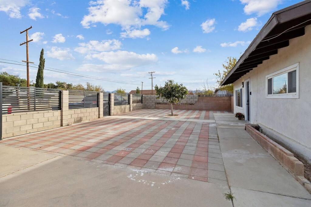 Modern City Ranch 3 Bdrm Family Home Access By Dirt Road Палмдейл Екстериор снимка