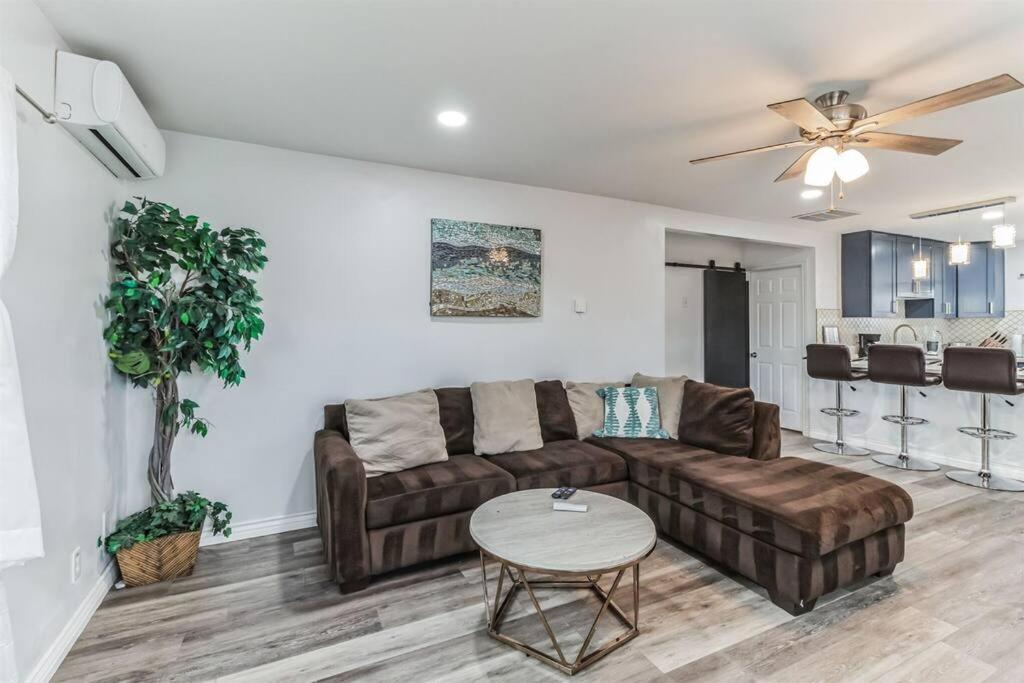 Modern City Ranch 3 Bdrm Family Home Access By Dirt Road Палмдейл Екстериор снимка