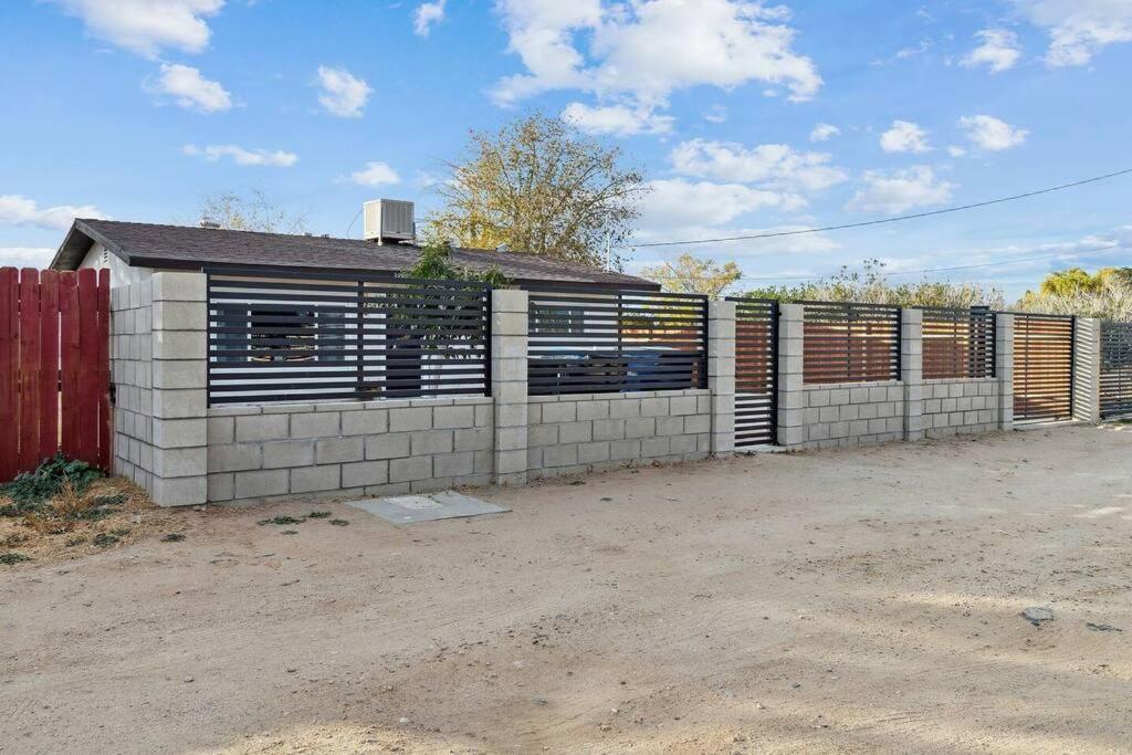 Modern City Ranch 3 Bdrm Family Home Access By Dirt Road Палмдейл Екстериор снимка