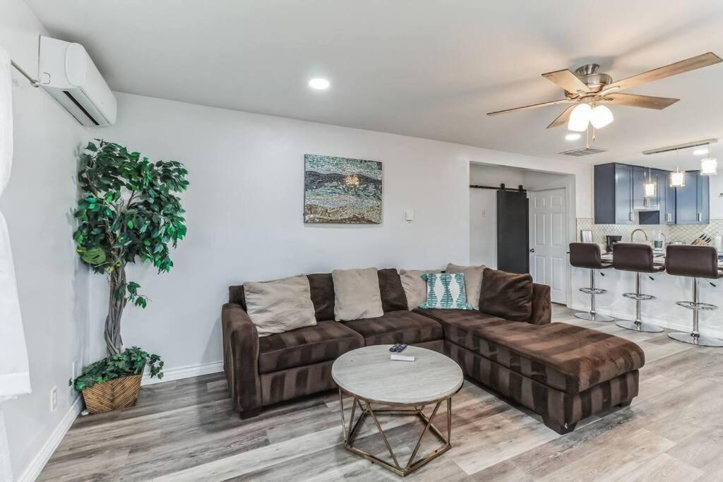 Modern City Ranch 3 Bdrm Family Home Access By Dirt Road Палмдейл Екстериор снимка