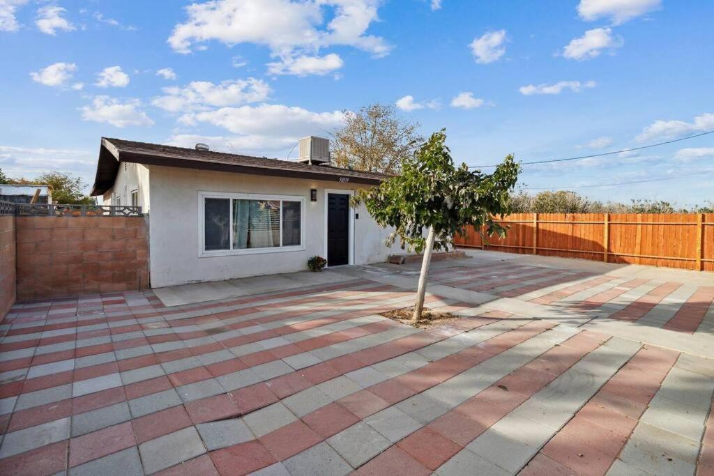 Modern City Ranch 3 Bdrm Family Home Access By Dirt Road Палмдейл Екстериор снимка
